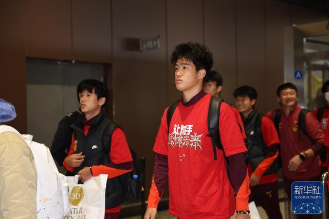 开云-U23国足抵达北京，大批球迷到机场迎接